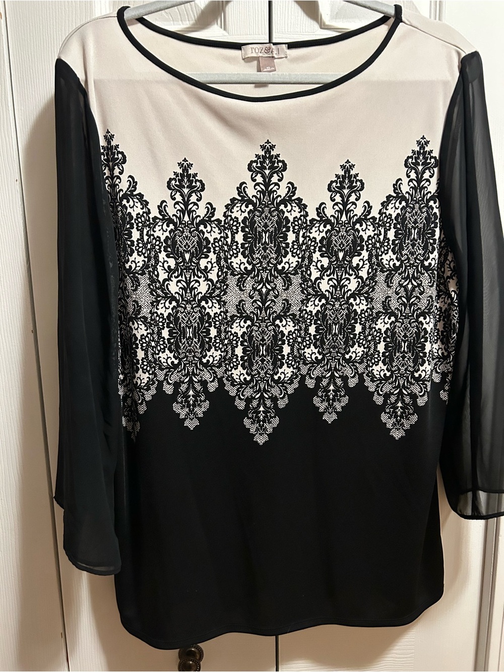 Roz & Ali Black and White Lace-Print Long Sleeve Blouse